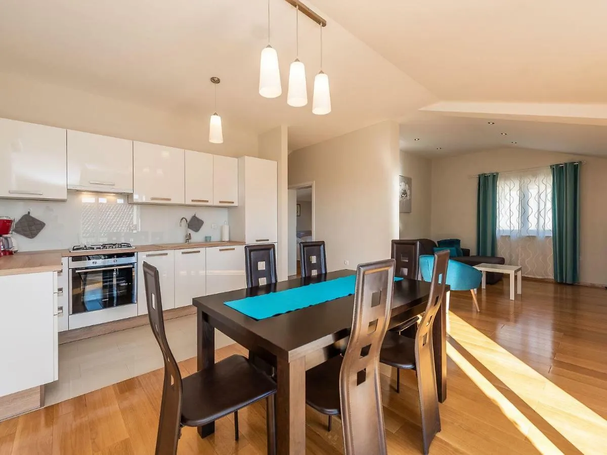 Cozy Holiday Home In Petrcane With Private Terrace Kožino